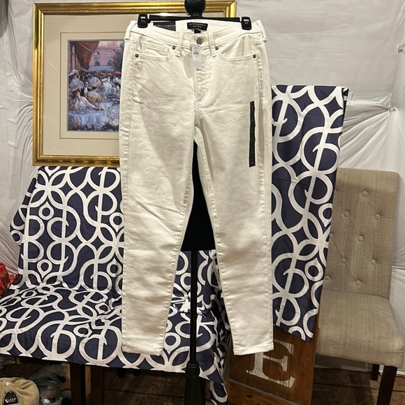 Banana Republic Women’s White Curvy Skinny Boyfriend Jeans. NWTs! - Picture 3 of 14